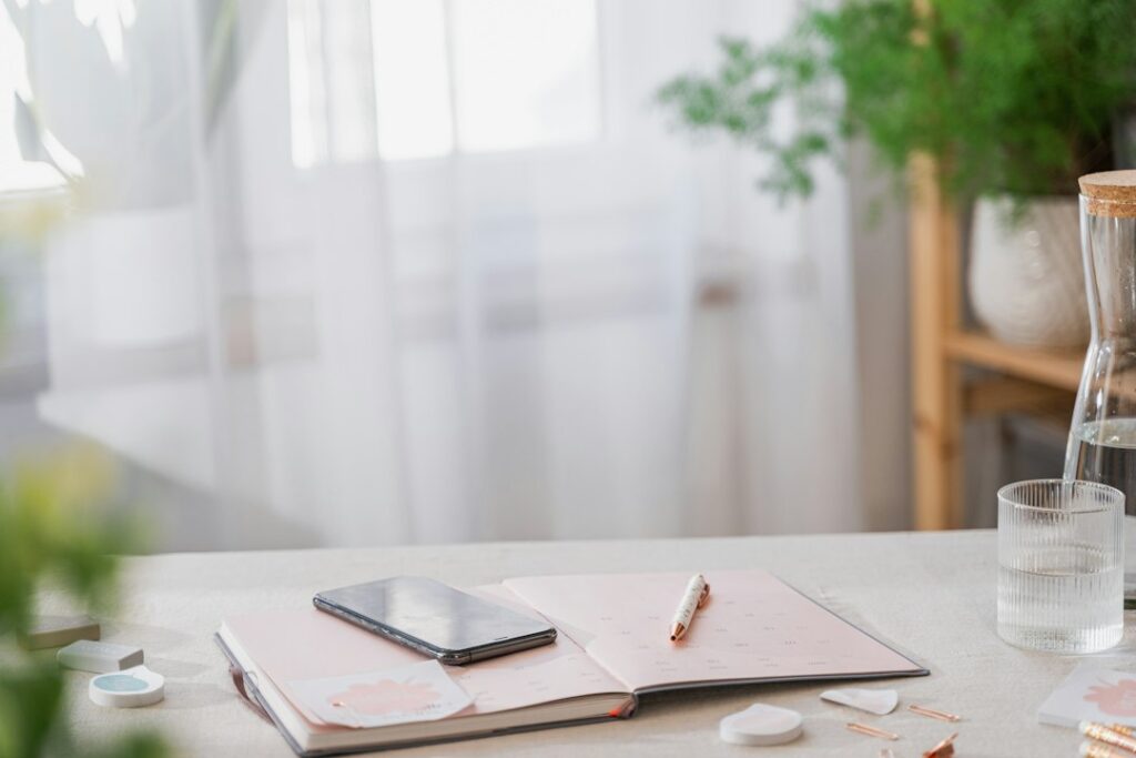 Agenda abierta sobre una mesa luminosa para planificar prioridades y recuperar el control del tiempo