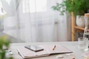 Agenda abierta sobre una mesa luminosa para planificar prioridades y recuperar el control del tiempo